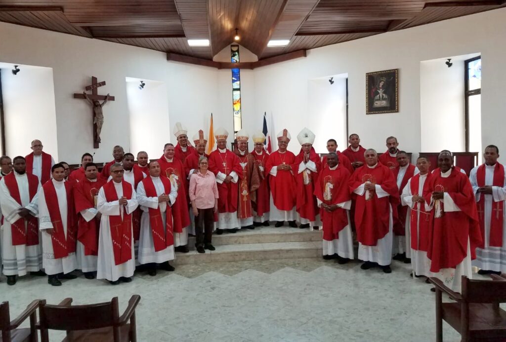Obispos y seminaristas del Seminario Pontificio Santo Tomás de Aquino