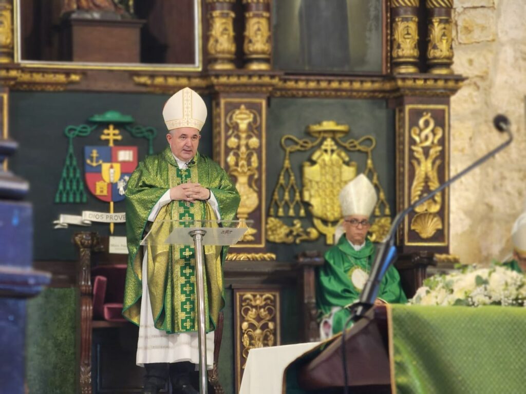 Mons. Piergiorgio Bertoldi durante homilía.