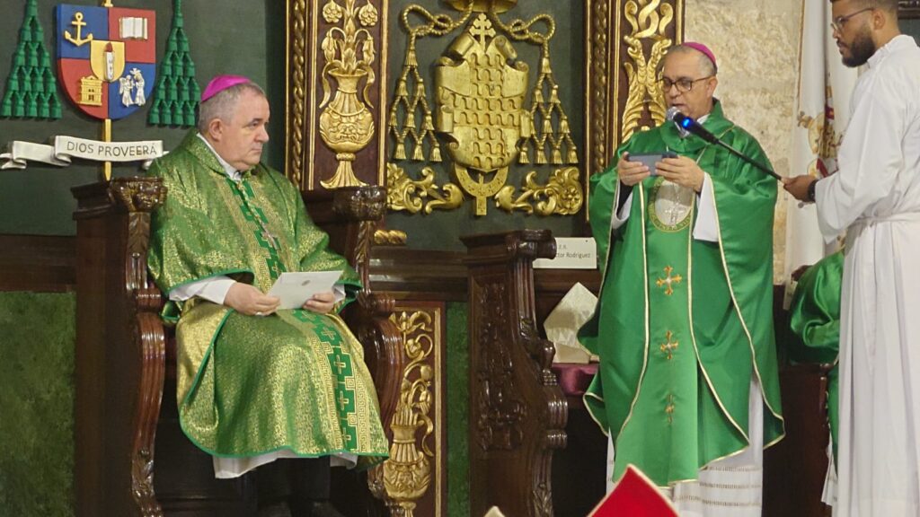 Mons. Héctor Rafael, presidente CED, da la bienvenida al nuevo Nuncio Apostólico, Mons. Piergiorgio Bertoldi.