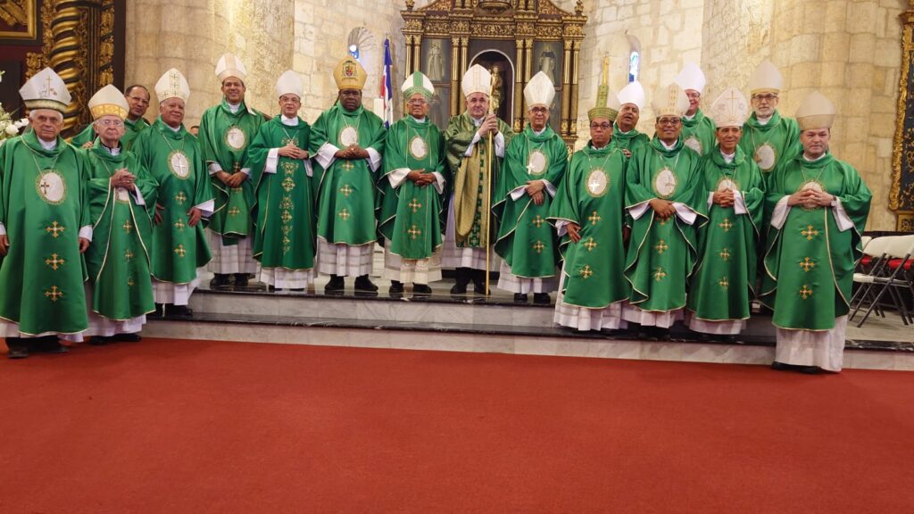 Mons. Piergiorgio Bertoldi y obispos dominicanos.
