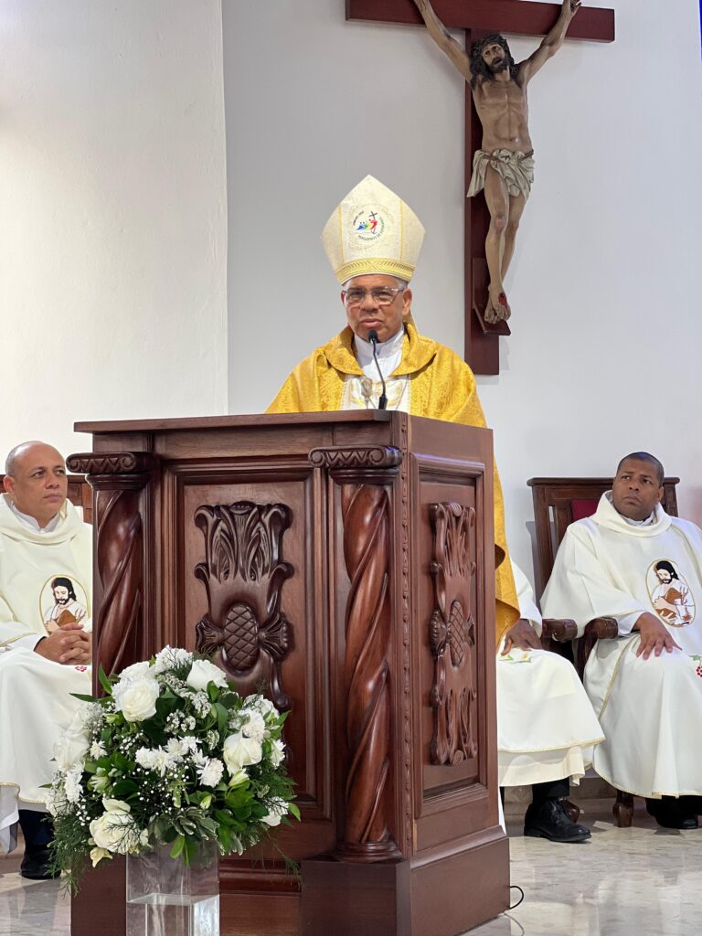 Mons. Francisco Ozoria Acosta, arzobispo metropolitano de Santo Domingo.